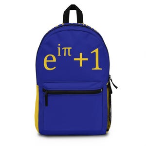 Peut inclure: Un sac à dos bleu avec l'équation mathématique e^iπ+1 imprimée en grands caractères jaunes sur le devant. Le sac comprend une poignée supérieure noire, une poche frontale zippée et une poche latérale en filet noir. Le panneau latéral est jaune.