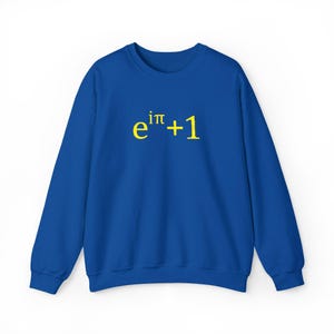 Pode incluir: Camisola azul royal de mangas compridas. A frente da camisola apresenta a equação matemática "e^iπ+1" em amarelo. A camisola é feita de um material macio e é adequada para roupa casual.
