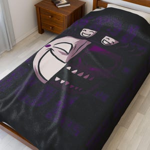 Peut inclure: Couvre-lit noir et violet avec un visage souriant stylisé, une grande bouche ouverte et deux masques souriants. Le motif comprend des nuances de violet et de blanc sur un fond noir. Le couvre-lit est sur un cadre de lit en bois.
