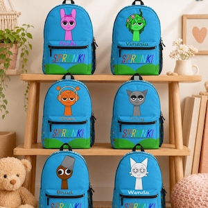 Puede incluir: Seis mochilas azules con personajes de dibujos animados y el texto SPRUNKI. Cada bolsa muestra un personaje único: Pinki, Vineria, Oren, Gray, Brud o Wenda. Las mochilas tienen una base verde, cremalleras negras y bolsillos laterales de malla.