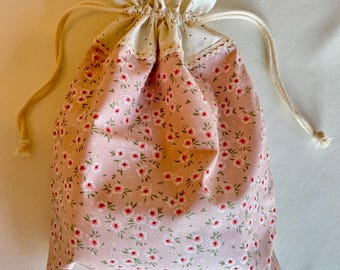 ハンドメイドの花柄ランドリーバッグ • ピンクのコットン生地 • レースのディテール
