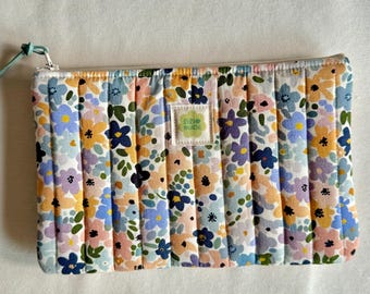 Neceser acolchado floral hecho a mano con cremallera • Bolsa de maquillaje • Organizador pequeño para bolso