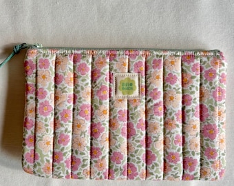 Neceser acolchado hecho a mano con cremallera y estampado floral • Neceser de maquillaje rosa y verde con estampado de flores silvestres • Organizador pequeño para bolso