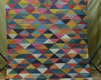 Alfombra Kilim de yute y lana tejida a mano, diseño geométrico multicolor.