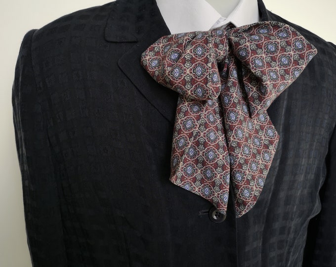 Floppy bow tie, period style, costume, Regency style