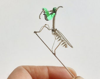ジャケットや帽子につける小さなカマキリのピン