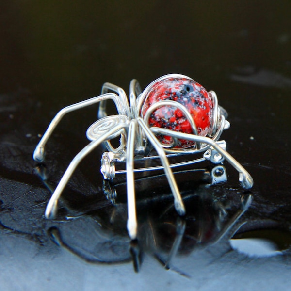 Mittelgroße grobstrick Spinne Brosche mit bunter Glasmurmel oder Regenbogenperle