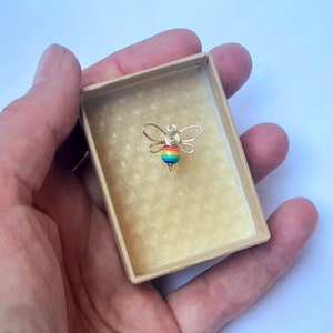 Maleńka pszczółka RAINBOW w pudełku, towarzyszka do ogrodu wróżek, moja pszczoła, miłośnicy LGBTQ, prezent na coming out