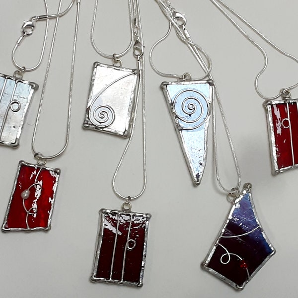 Pendentifs en verre rouge sur choix de longueur de chaîne 14-20". Fabriqués à la main en Écosse.