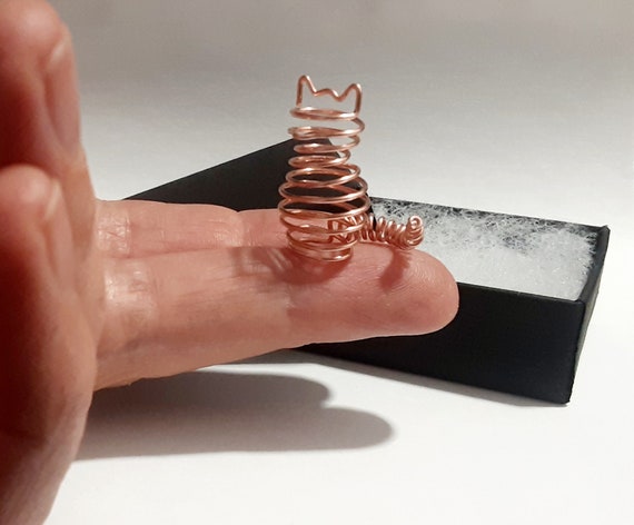 ギフトボックスに入った、銅色、銀色、または金色の小さな猫の置物1個