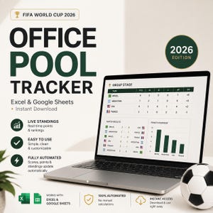 Könnte beinhalten: Ein Laptop zeigt eine FIFA World Cup 2026 Office Pool Tracker Tabelle mit Gruppenphasen-Tabellen, Spielergebnissen und einem Balkendiagramm zur Punkteübersicht. Der Bildschirm zeigt Teamnamen, Flaggen und Spielstände. Ein Fußball liegt daneben.