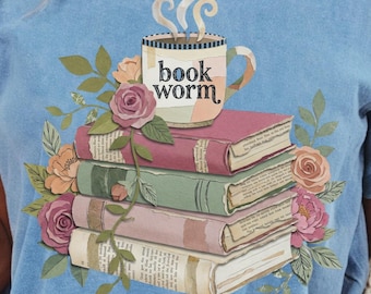 Imagen PNG de un ratón de biblioteca con café, diseño floral de libros vintage (descarga digital).