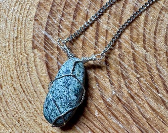 Serpentine pendant necklace
