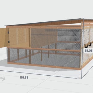 Pode incluir: Um galinheiro de madeira com um cercado de tela de arame e um telhado inclinado. O galinheiro tem uma porta no lado esquerdo e um painel lateral com um padrão decorativo. As dimensões são 384.8 cm de comprimento, 216.0 cm de altura e 495.3 cm de largura.
