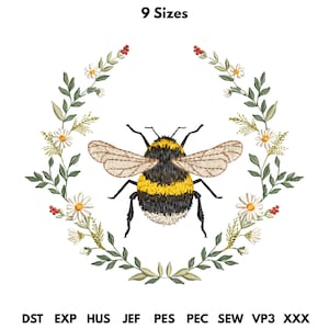 Può includere: Illustrazione dettagliata di un'ape con strisce nere e gialle, circondata da una ghirlanda di foglie verdi, margherite bianche e bacche rosse. Il testo "9 Sizes" è in alto. Abbreviazioni dei formati di file in basso.