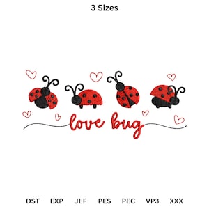 Könnte beinhalten: Ein Stickdesign mit vier roten Marienkäfern mit schwarzen Punkten und Antennen, begleitet von roten Herzen und den Worten "love bug" in roter Schrift. Das Bild enthält auch den Text "3 Sizes" oben.