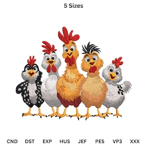 以下が含まれることがあります： さまざまな色と模様の5羽の漫画の鶏のグループ。鶏には赤い鶏冠と肉垂があり、上部に「5 Sizes」というテキスト、下部に刺繍ファイル形式があります。
