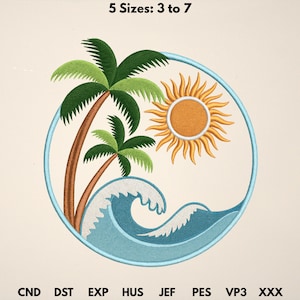 Puede incluir: Diseño bordado con una escena de playa tropical. Un círculo azul enmarca un sol, palmeras y olas del océano. El texto "5 Tamaños: 3 a 7" está en la parte superior. El diseño es en tonos de verde, marrón, azul y amarillo.