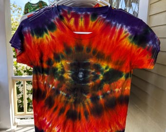 Mitte gerollt; Feuer und Schwarz. Größe S. Handgefärbtes Batik T-Shirt aus 100% Baumwolle.