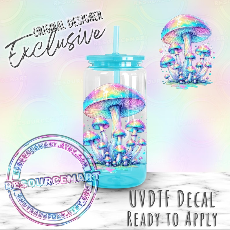 Pu&ograve; includere: Un bicchiere trasparente con coperchio e cannuccia turchese, con un design a funghi colorati. Il design include un grande fungo con un cappello color arcobaleno e diversi funghi pi&ugrave; piccoli. Il testo sul bicchiere recita "Original Designer Exclusive" e "UVDTF DECAL READY TO APPLY".