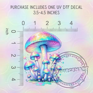 Pu&ograve; includere: Un'adesivo UV DTF colorato con un gruppo di funghi stilizzati nei toni del blu, rosa e giallo. L'adesivo misura circa 8,9-11,4 cm. Il testo "PURCHASE INCLUDES ONE UV DTF DECAL" &egrave; incluso.