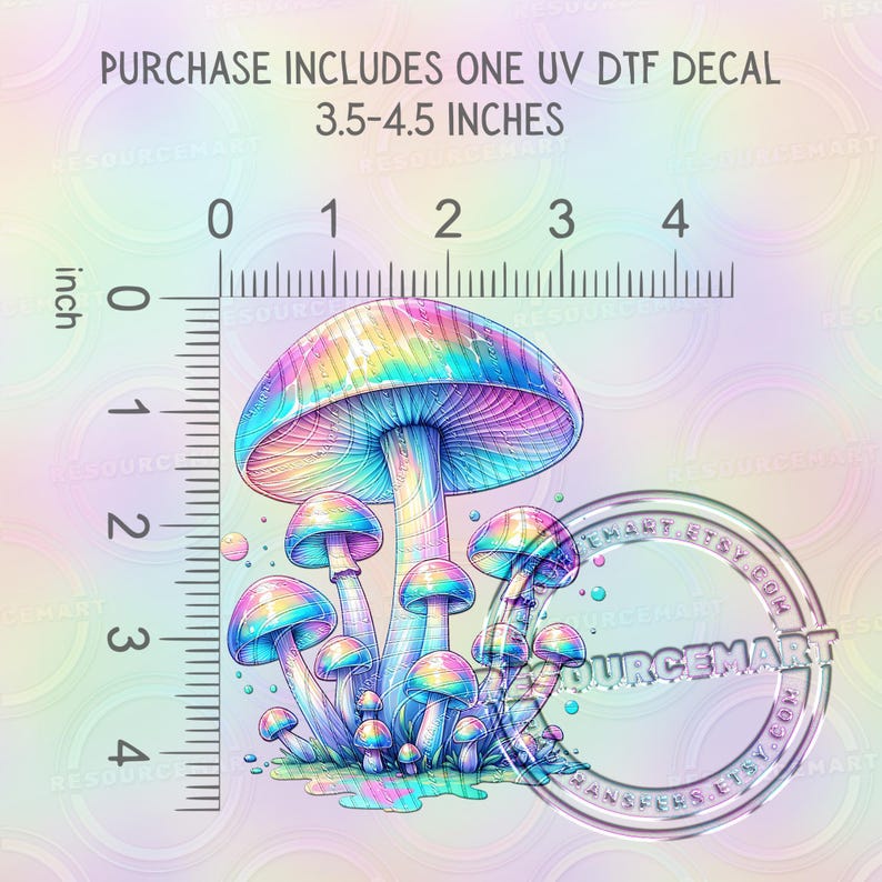 Pu&ograve; includere: Un'adesivo UV DTF colorato con un gruppo di funghi stilizzati nei toni del blu, rosa e giallo. L'adesivo misura circa 8,9-11,4 cm. Il testo "PURCHASE INCLUDES ONE UV DTF DECAL" &egrave; incluso.