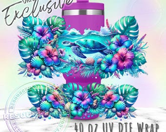 Puede incluir: Un vaso morado de 1,18 litros con un diseño tropical. El diseño presenta una tortuga marina nadando en agua turquesa, rodeada de flores y follaje coloridos. También se ve el texto "Original Designer Exclusive" y "40 OZ UV DTF WRAP READY TO APPLY".