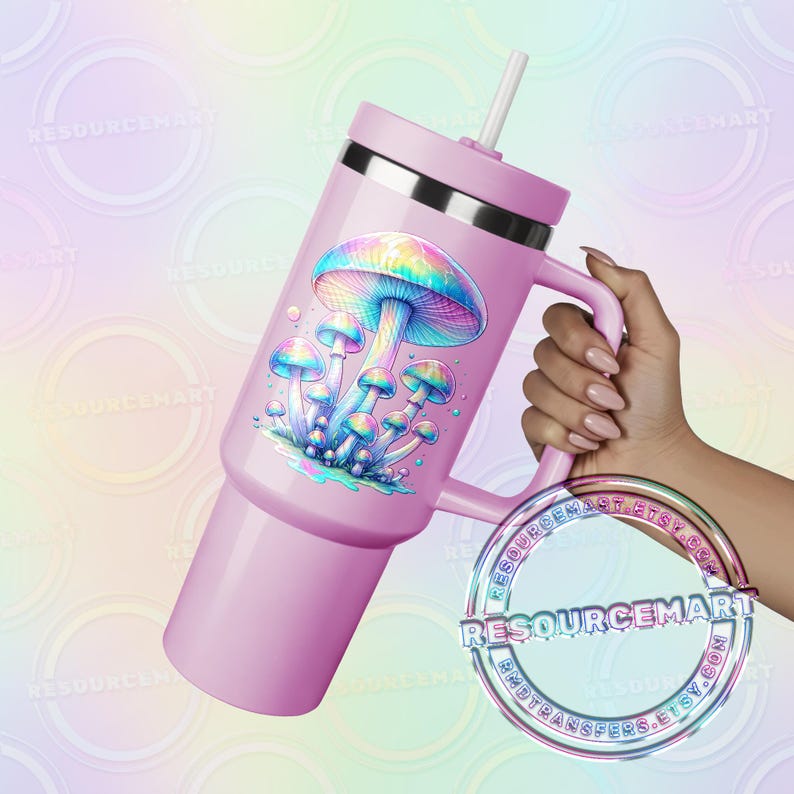Pu&ograve; includere: Un bicchiere termico rosa con manico e cannuccia. Il bicchiere presenta un colorato design a fungo con cappello e gambo arcobaleno. Il design include diversi funghi pi&ugrave; piccoli.
