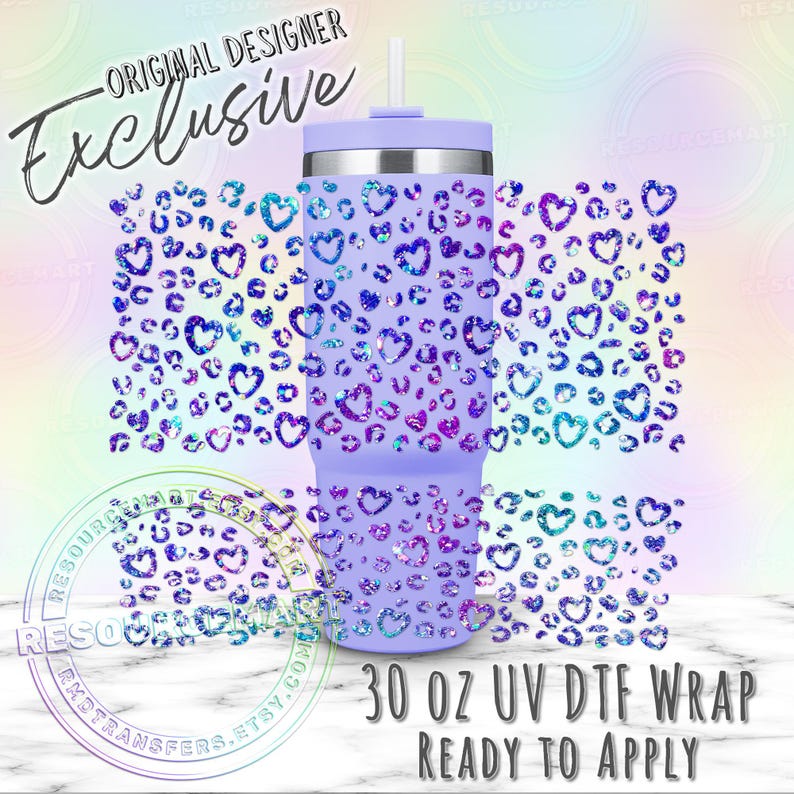 Puede incluir: Un vaso de color morado claro con pajita, con un patr&oacute;n repetitivo de corazones y manchas de leopardo brillantes en azul, morado y turquesa. El texto ORIGINAL DESIGNER Exclusive y 30 OZ UV DTF WRAP READY TO APPLY es visible.