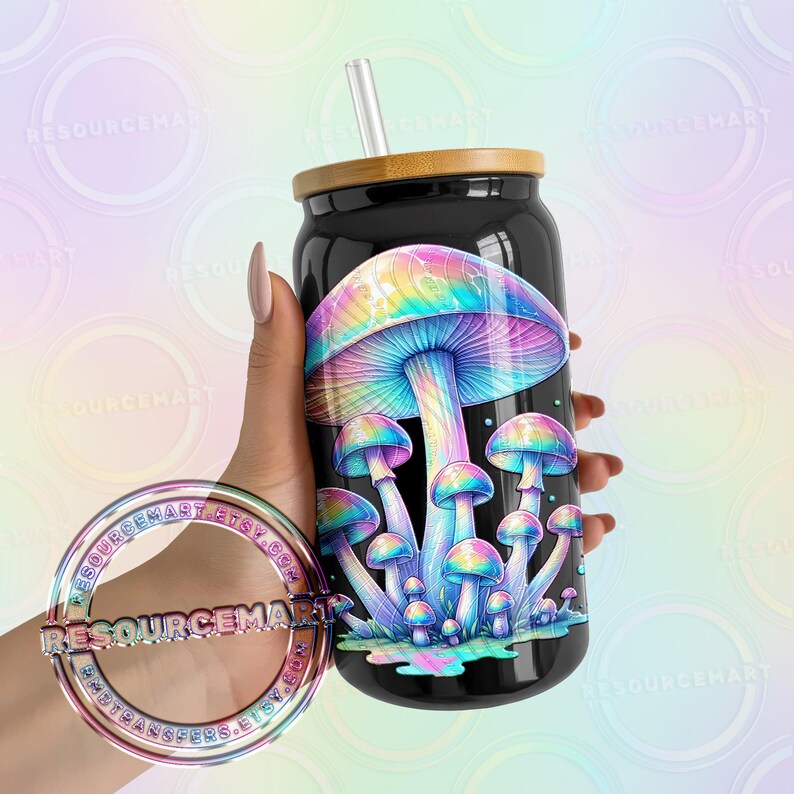 Pu&ograve; includere: Bicchiere di vetro nero con coperchio in bamb&ugrave; e cannuccia. Il bicchiere presenta una vivace e colorata illustrazione di funghi psichedelici. I funghi hanno cappelli e gambi color arcobaleno, con un design stravagante.