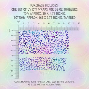Puede incluir: Un juego de dos l&aacute;minas UV DTF para vasos de 30 oz con un estampado de leopardo en forma de coraz&oacute;n en tonos morado y azul. La parte superior mide 10 por 4.75 pulgadas y la inferior 9.5 por 2.75 pulgadas. El texto incluye detalles de compra.