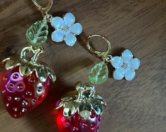 Bloemen- en aardbeienoorbellen, botanische fruitsieraden