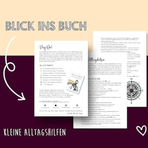 以下が含まれることがあります： 手書きフォントで「Blick ins Buch」というタイトルが書かれた開いた本。ページにはテキストとカラフルな箇条書きが表示されています。「Art of Order」というタイトルの小さな本も表示されています。「Kleine Alltagshilfen」という言葉が一番下にあります。