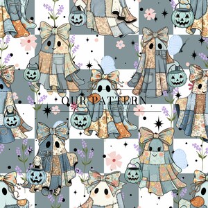 Può includere: Un motivo ripetuto con figure di fantasmi patchwork con fiocchi, che tengono secchi di zucca. I fantasmi sono in denim, floreale e tessuto beige. Lo sfondo è un motivo a scacchi con fiori e stelle. Il testo "OUR PATTERN" è visibile.
