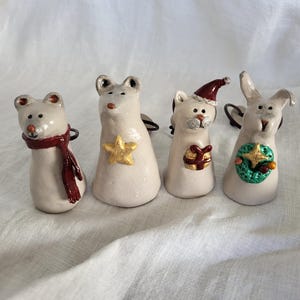 Ręcznie robione gliniane ozdoby świąteczne w kształcie zwierząt • Beżowo-szary zestaw dekoracji świątecznych