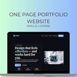Op de afbeelding: Een laptopscherm met een dark-mode portfolio website template van één pagina met de tekst ONE PAGE PORTFOLIO WEBSITE SINGLE LICENSE. De interface heeft een zwarte achtergrond, witte typografie en een sectie met een afbeelding van een laptop.