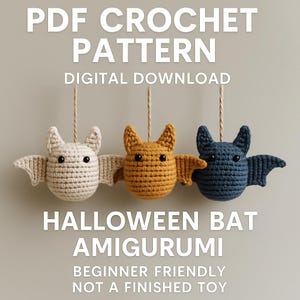 Pode incluir: Três amigurumis de morcego de Halloween de crochê em creme, amarelo mostarda e azul marinho, suspensos por barbante. Os morcegos têm asas grandes e olhos de botão. O texto no topo diz "PDF Crochet Pattern Digital Download". O texto na parte inferior diz "Halloween Bat Amigurumi Beginner Friendly Not a Finished Toy".