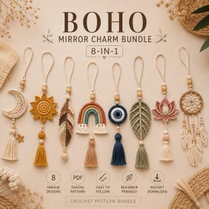 Könnte beinhalten: Ein digitales Häkelmuster-Set mit dem Titel BOHO MIRROR CHARM BUNDLE 8-IN-1, das acht hängende Ornamente zeigt, darunter Mond, Sonne, Feder, Regenbogen, Auge, Blatt, Lotus und Traumfänger, jeweils mit Quasten und Holzperlen.