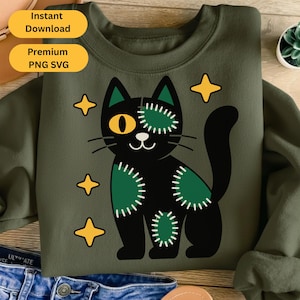 Może przedstawiać: Zielona bluza z czarnym kotem, zielonymi łatami i żółtymi gwiazdkami. Kot ma żółte oko i białe detale szwów. Słowa "Instant Download" i "Premium PNG SVG" są w żółtych owalach.