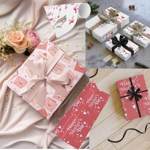 Peut inclure: Papier d'emballage et cadeaux emball&eacute;s avec des rubans. Le papier pr&eacute;sente des motifs d'enveloppes, de coeurs et le texte "Happy Mother's Day". Les cadeaux sont emball&eacute;s avec des rubans de diff&eacute;rentes couleurs.