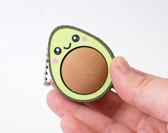 Llavero con forma de aguacate, juguete antiestrés con cara sonriente, accesorio sensorial.