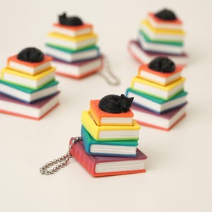 Llavero con forma de pila de libros de gato, juguete antiestrés arcoíris, accesorio para lectores literarios