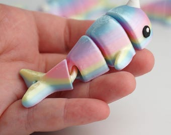 虹色のイッカクの関節可動式おもちゃ、3Dプリントのフレキシブル動物、かわいいデスク用フィジェットフィギュア