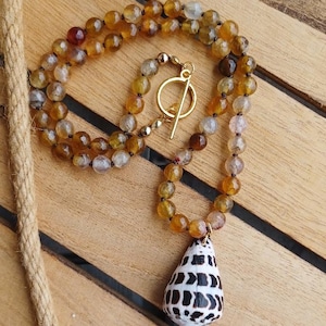 Agate Coneshell Necklace 18"