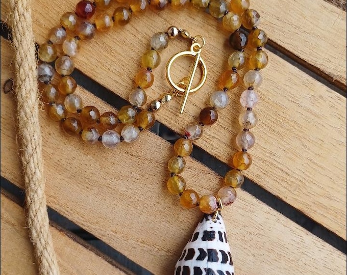 Agate Coneshell Necklace 18"