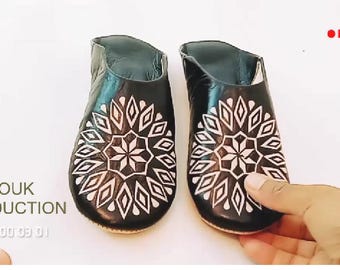 Marokkaanse zwarte leren pantoffels handgemaakte, gegraveerde baboucheschoenen voor dames, zachte muls voor thuis