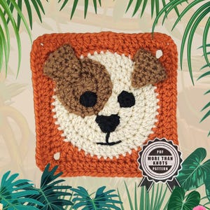 Puede incluir: Una cara de perro tejida a ganchillo, en un marco cuadrado. El perro tiene orejas y manchas marrones, ojos y nariz negros y un hocico blanco. El borde es naranja. Una insignia en la esquina inferior derecha dice "PDF MORE THAN KNOTS PATTERN".
