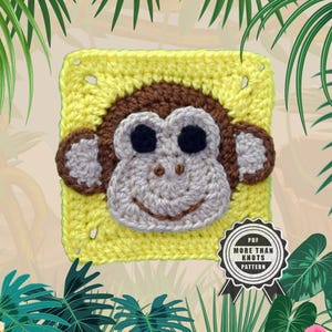 Könnte beinhalten: Ein gehäkeltes Affengesicht auf einem gelben Quadrat. Der Affe hat braune und beige Merkmale, darunter große Ohren und einen lächelnden Mund. Das Bild enthält ein Abzeichen mit der Aufschrift "PDF MORE THAN KNOTS PATTERN".