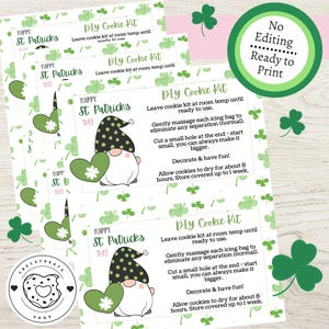 Può includere: Una tazza di ceramica bianca con manico nero e la scritta "But First, Coffee" in grassetto nero. La tazza è posta su uno sfondo sfocato, che suggerisce un'atmosfera accogliente.