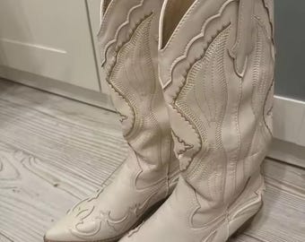 Weiß bestickte Western Cowboy-Frauenstiefel - Vintage Spitzstiefel mit dickem Absatz